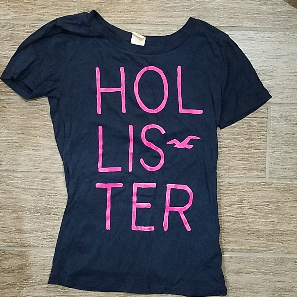 Hollister t-shirt.